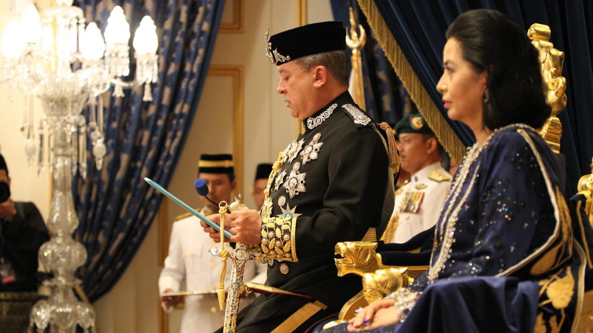 ISTIADAT KEMAHKOTAAN